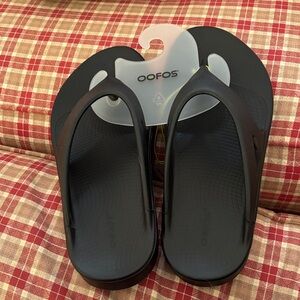OOFOS Black Comfort Sandals